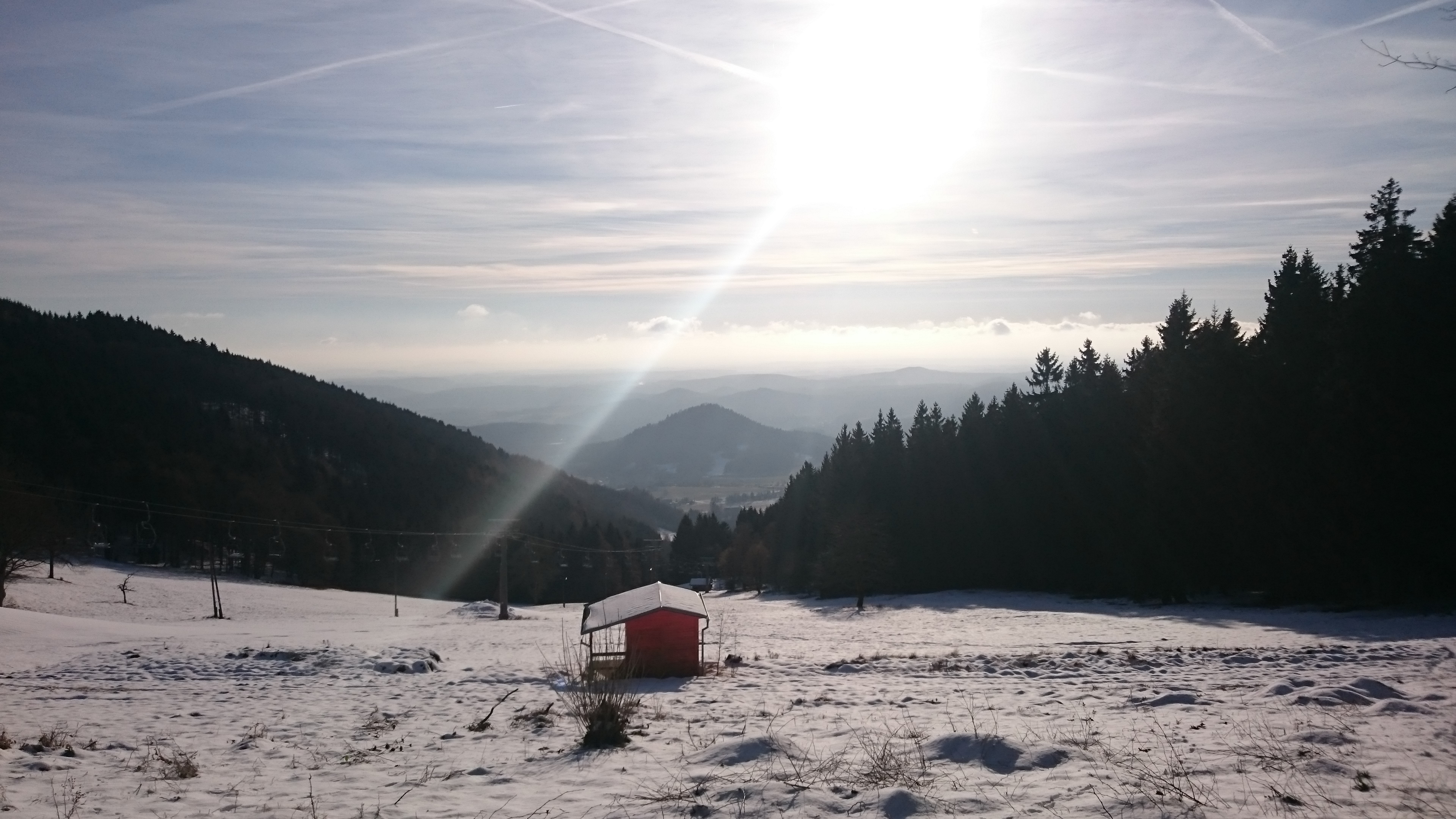 Paprsek Slunce vysávající sníh