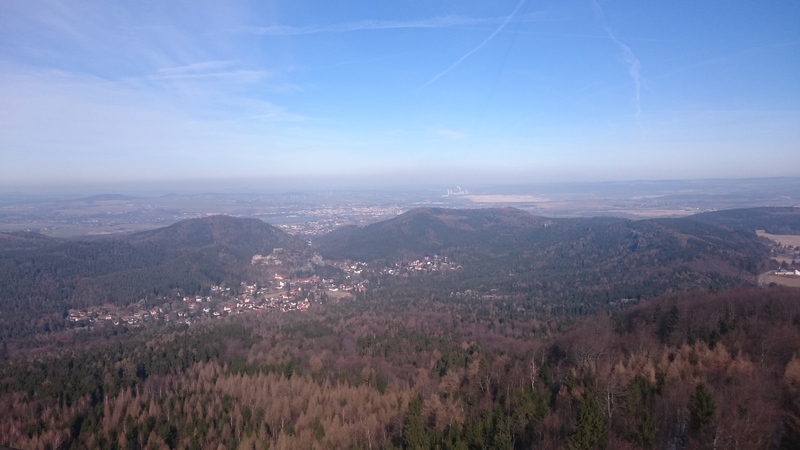 V popředí Kurort Oybin